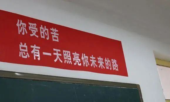 "困境中的挣扎：聪明孩子未来被AI时代卷走的可能性?"