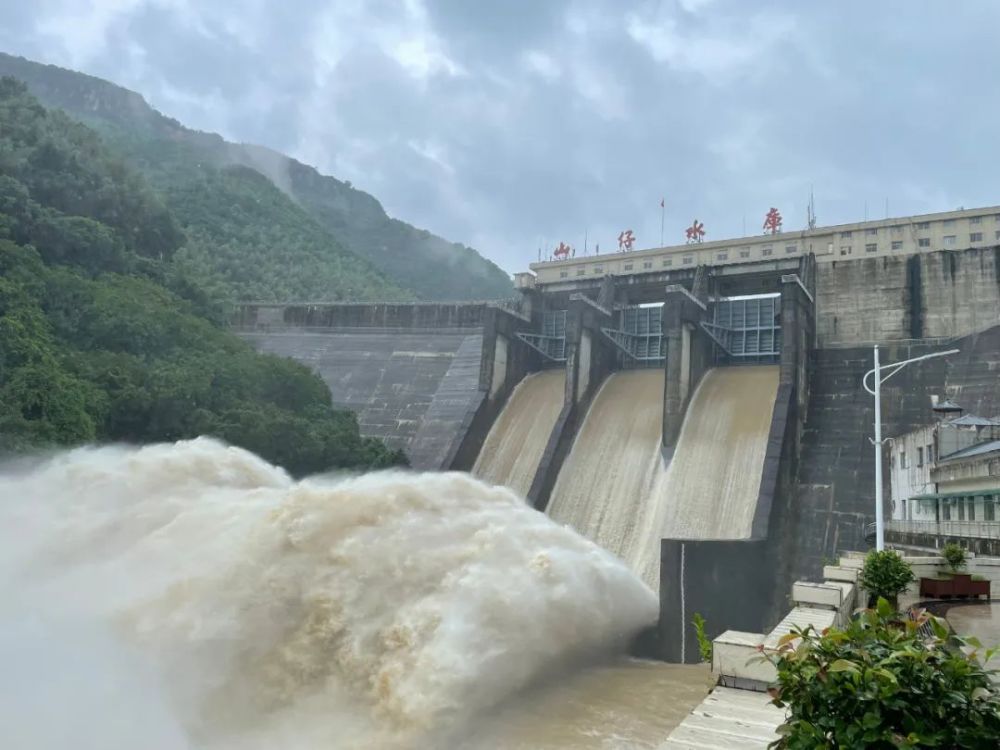 "揭秘！强力风暴背后隐藏的秘密：强对流家族的“暴脾气”全貌解析"