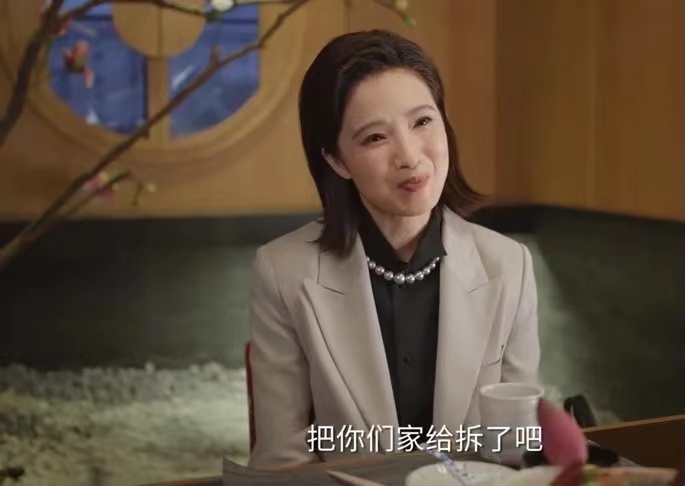 "成为女强人的专业户：她的成功并非偶然 - 从小处看女性坚韧力量与美貌的完美结合"