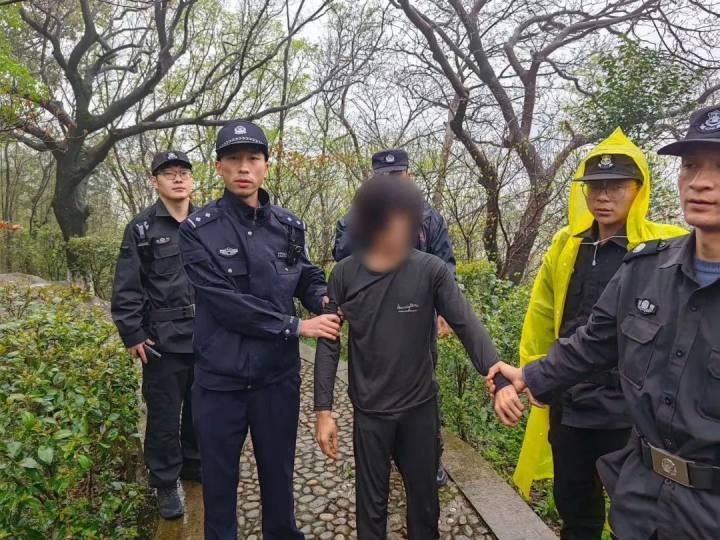 "浙江山上老坟内发现活人！经警方核实身份确认：一名在逃人员正躺在这里"