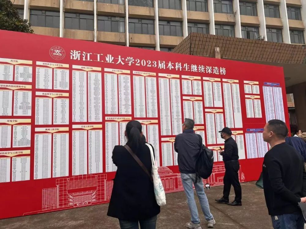 "高三学生备战高考，一夜专注学习挤满校园"