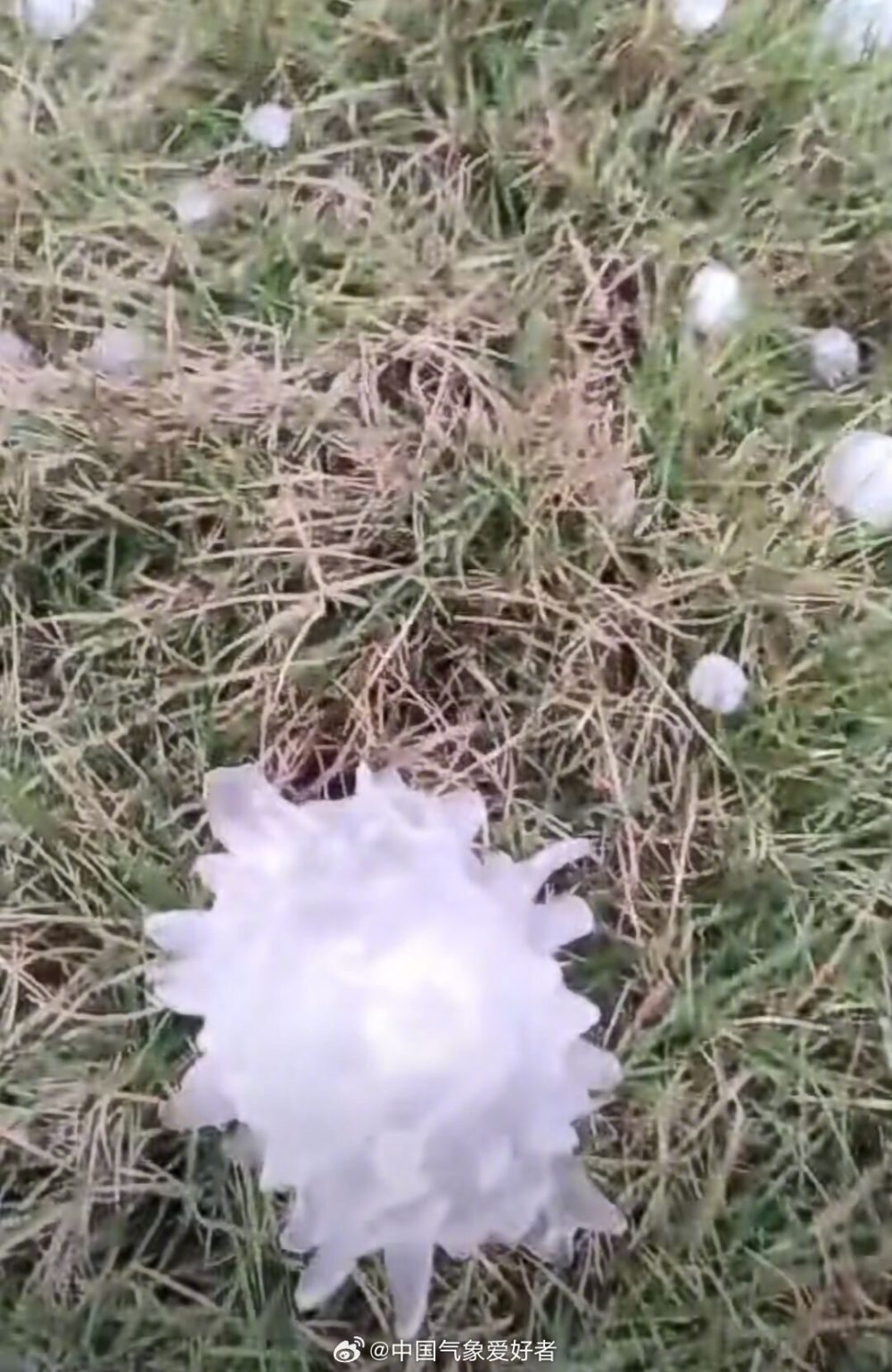 "江西南昌气温突降，一时间白天黑夜颠倒，雷暴冰雹肆虐预警传来"