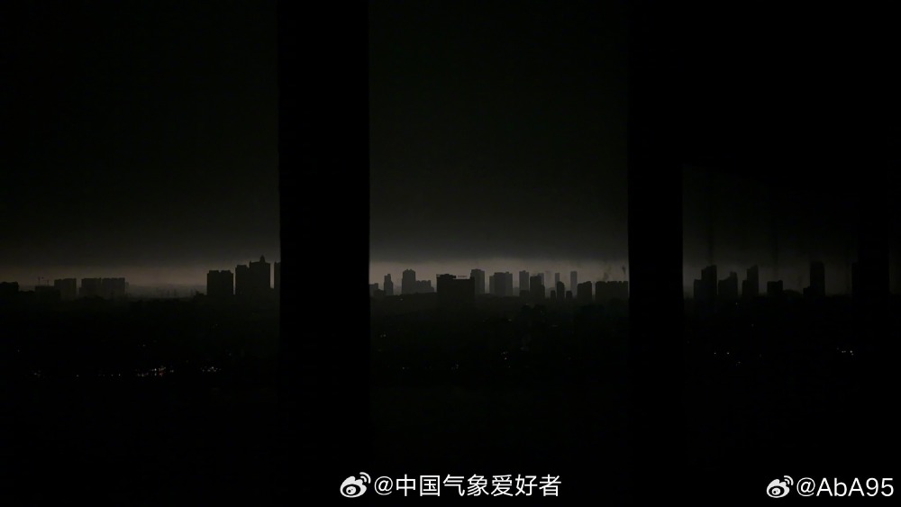 "江西南昌气温突降，一时间白天黑夜颠倒，雷暴冰雹肆虐预警传来"