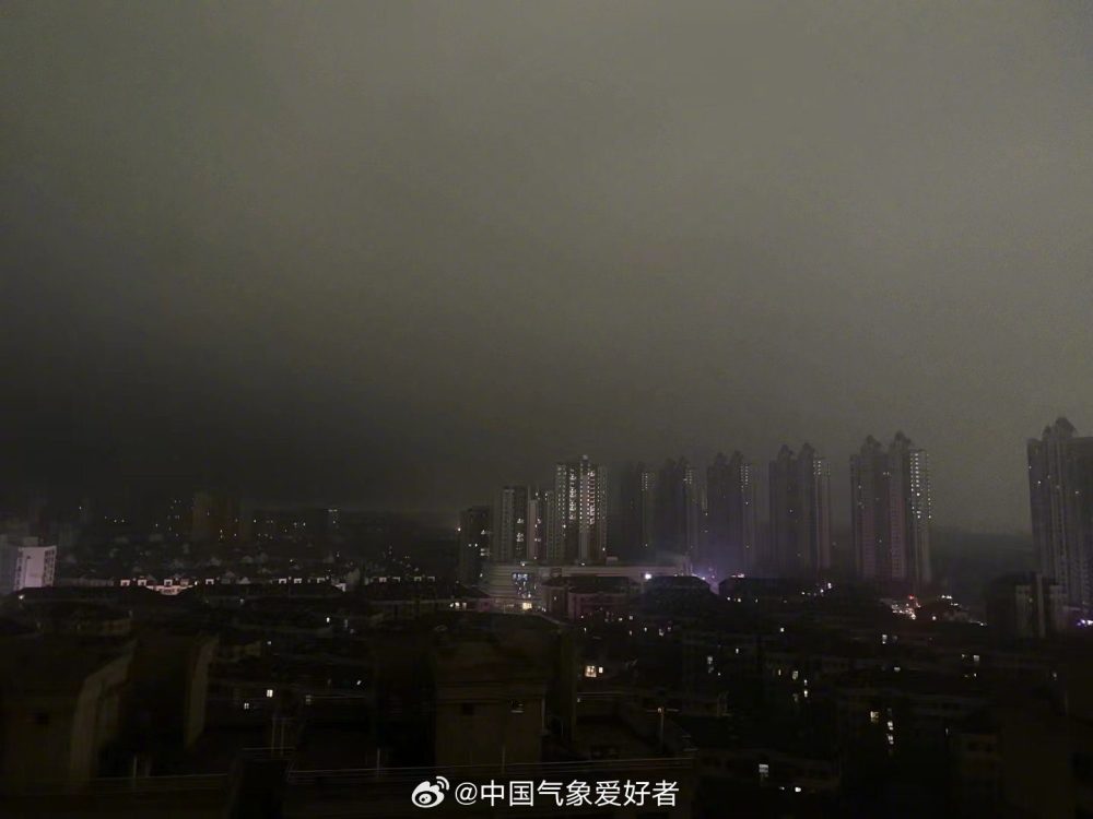 "江西南昌气温突降，一时间白天黑夜颠倒，雷暴冰雹肆虐预警传来"