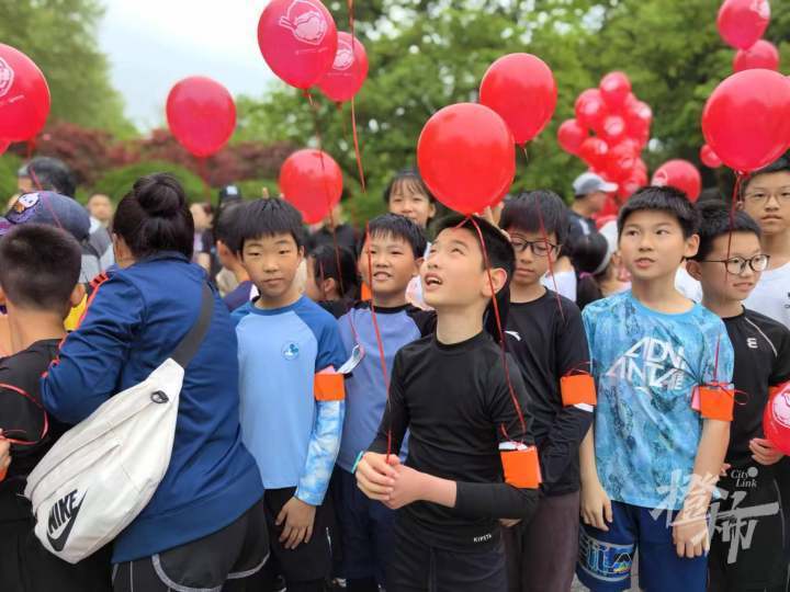 "孩子的快乐马拉松：西湖边每周的愉快跑程"