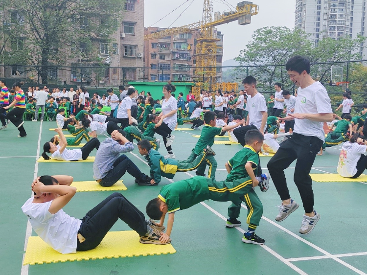 "线上线下齐参与：家校共唱育人歌的运动让家长与孩子共同行动起来"