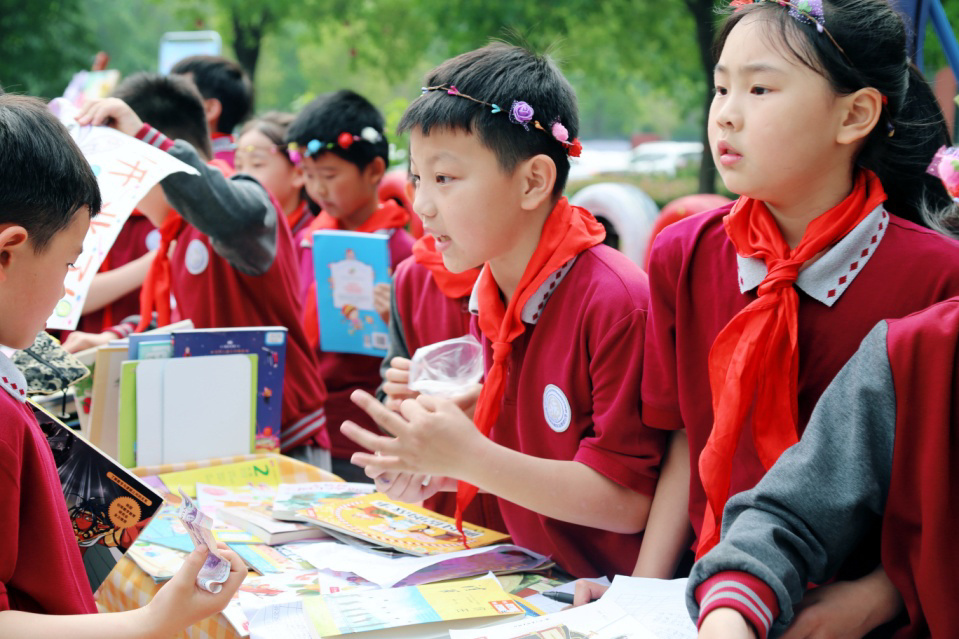 "香气四溢的书香：如何引导孩子走进阅读的世界—河南小学校长献上‘锦囊’"