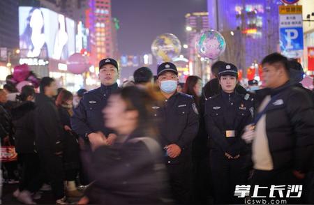 五一商圈新年之夜：三千警力护航狂欢，璀璨夺目的五彩烟花表演的背后是严格的安全保障