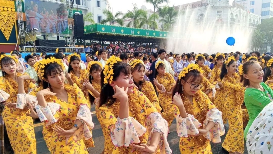 海量高清现场图：泼水狂欢——缅甸传统泼水节盛大开启！