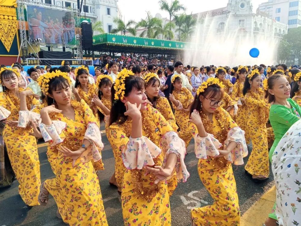 "海量高清现场图：泼水狂欢——缅甸传统泼水节盛大开启！"