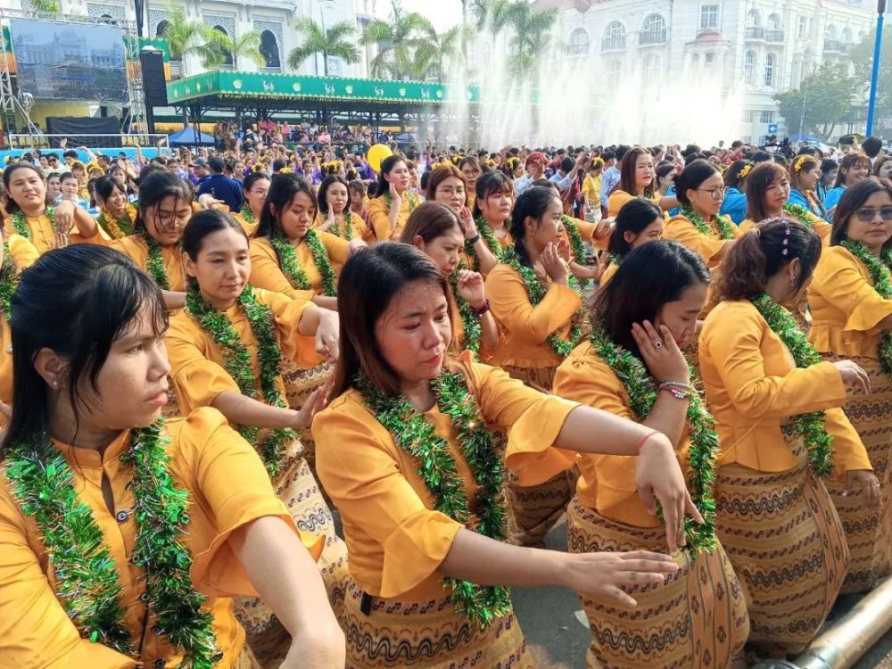 "海量高清现场图：泼水狂欢——缅甸传统泼水节盛大开启！"