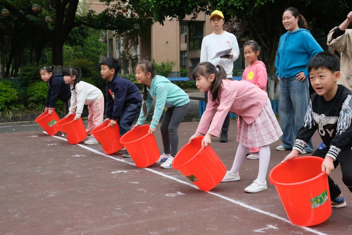 "快乐时光：家长与孩子同场竞技，让塑料桶里的运动游戏充满爱与互动的文新小学羽毛球亲子运动会"