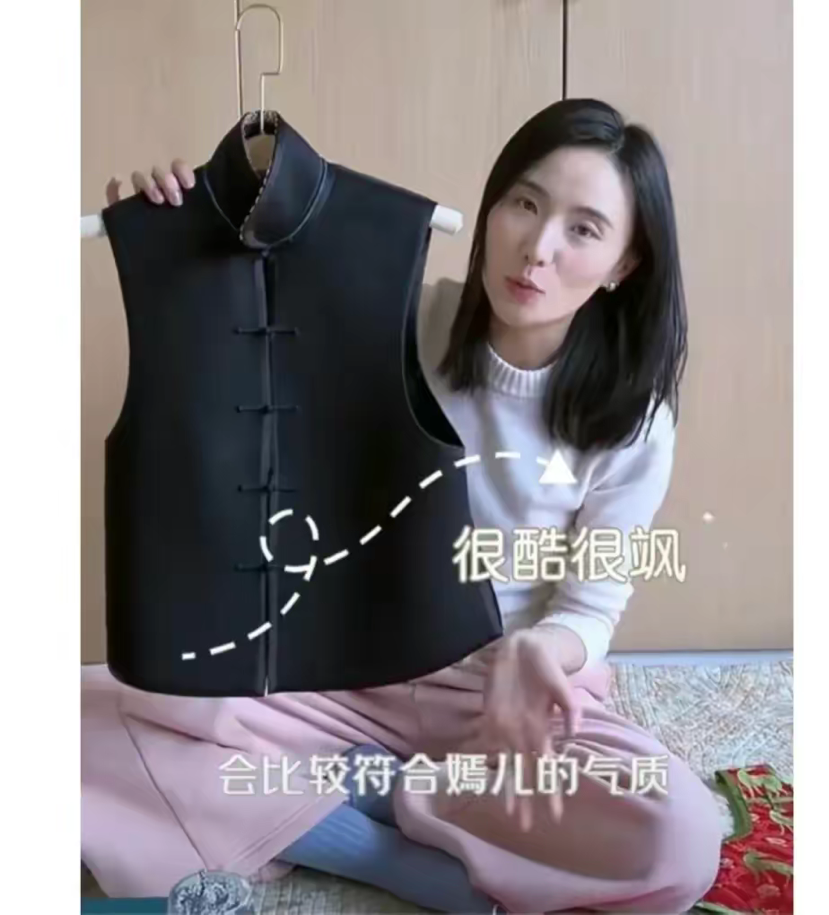 "李亚鹏全家四口合影曝光：李嫣妹妹首次同框与后妈建立姐妹关系"