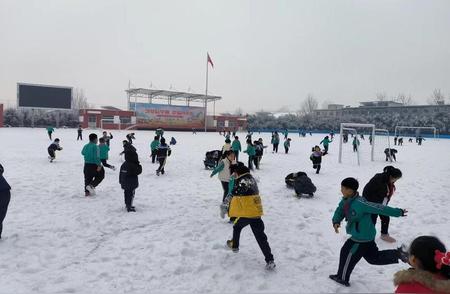 临沂市各界提前准备应对2024年首个冬季降雪，严阵以待保证城市交通顺畅和网络安全稳定