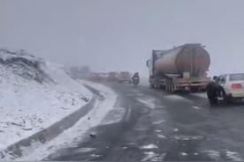 四川成都：浓雾阻隔，折多山积雪路面湿滑，请确保配备防滑链