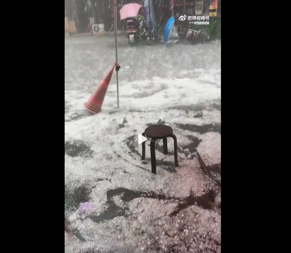 "南昌遭特大暴雨和暴风雪预警：新一轮超强对流即将袭来，关注天气变化"