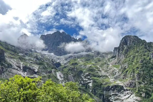 "夏日疯狂涌动，来山野狂欢，尽情释放自我在腾冲的夏天！"