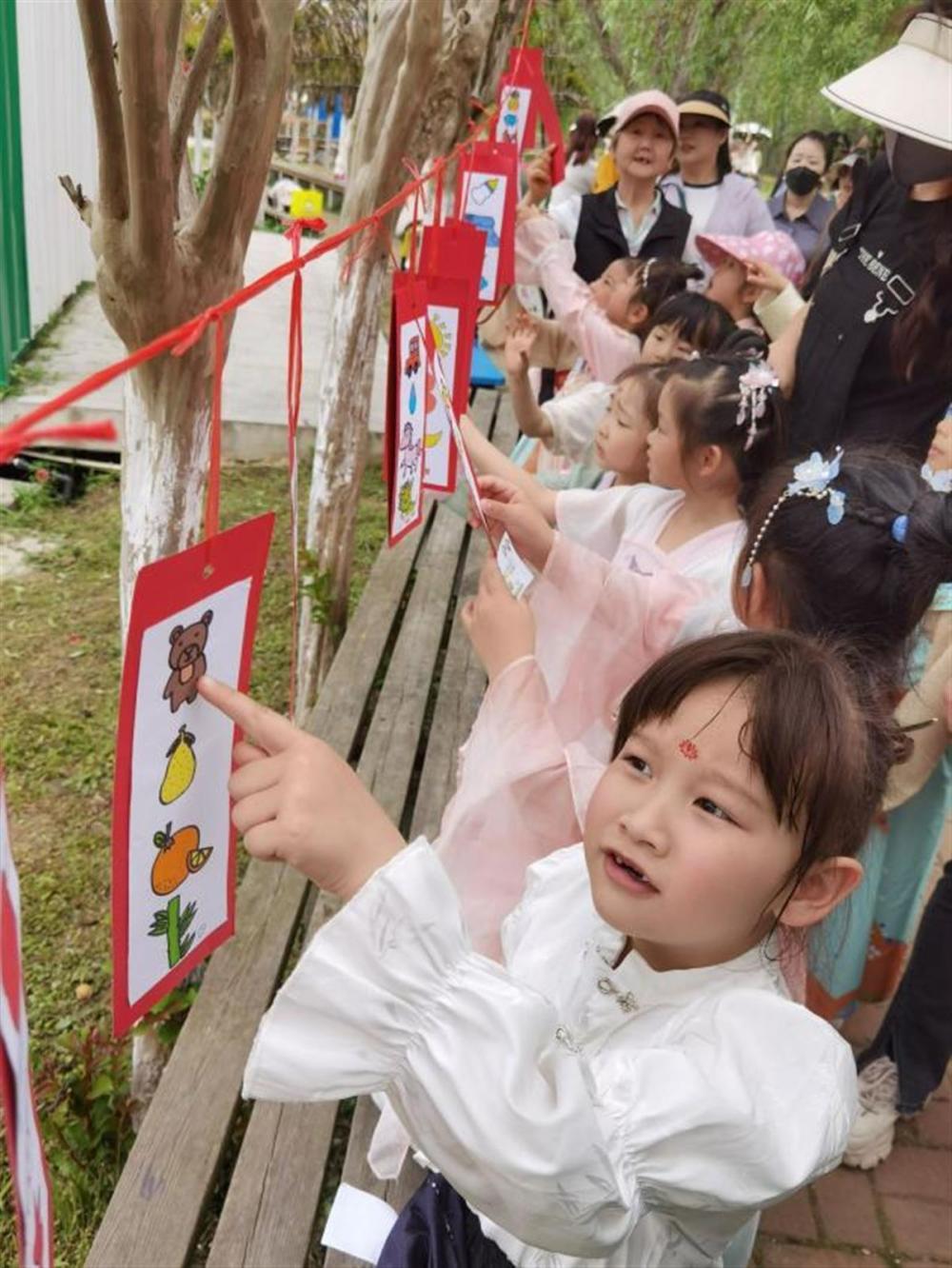 "萌娃穿越日记：温馨亲子时光与花朝欢乐的双重记忆"