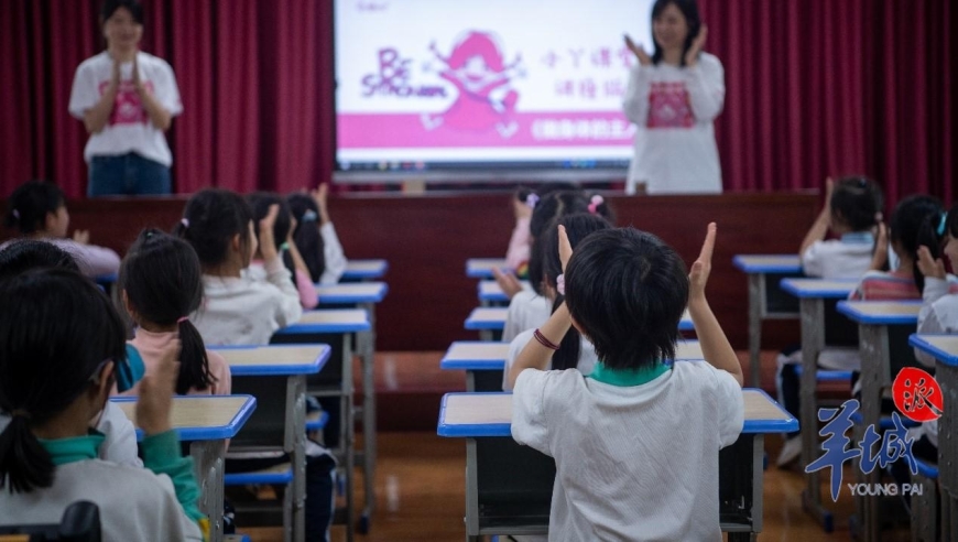 广州志愿者：以医疗技能与足球运动助力梅州村小的孩子们