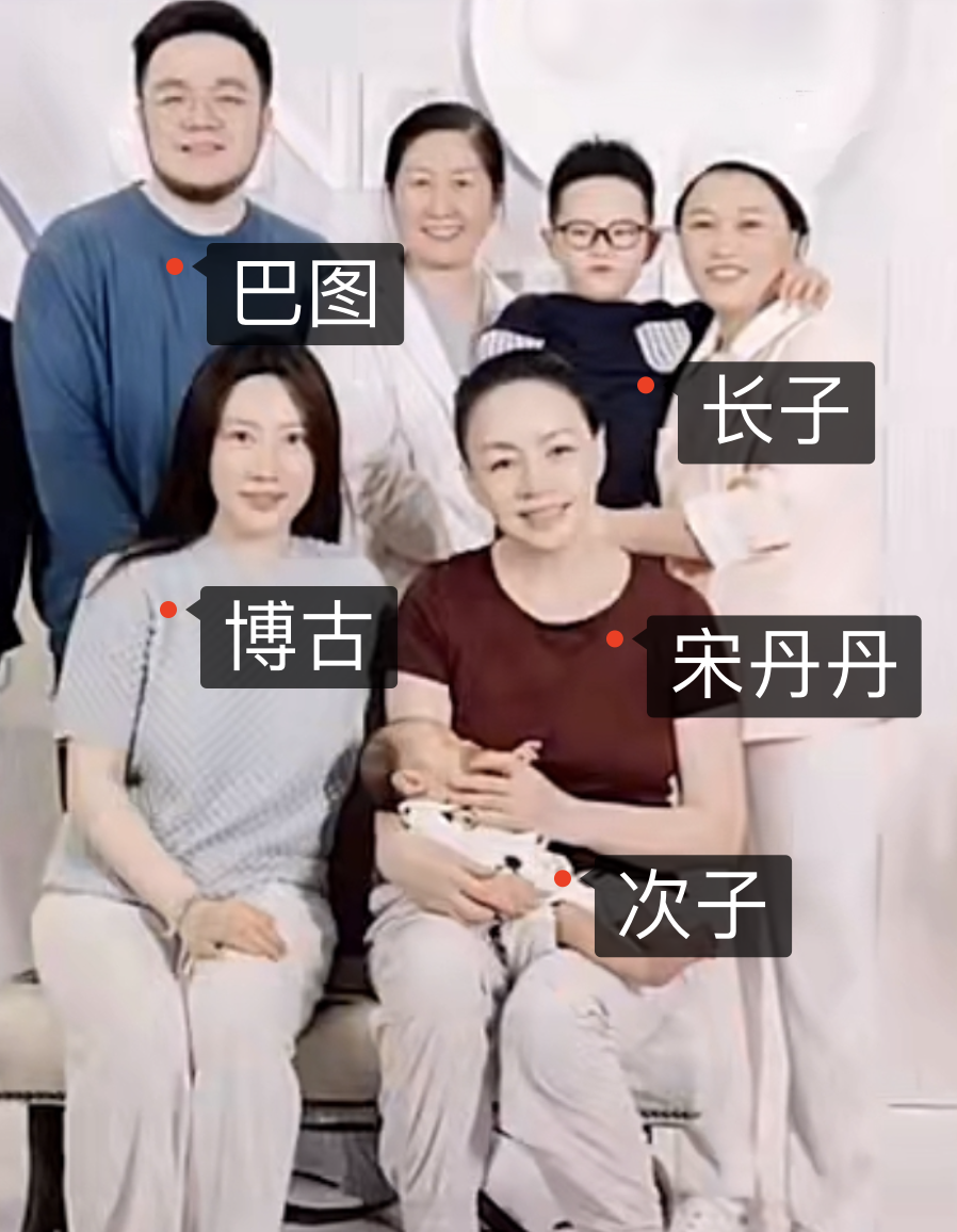 "巴图罕晒全家福：长子与父亲同框，次子奶萌可爱，尽显家庭和谐温馨"