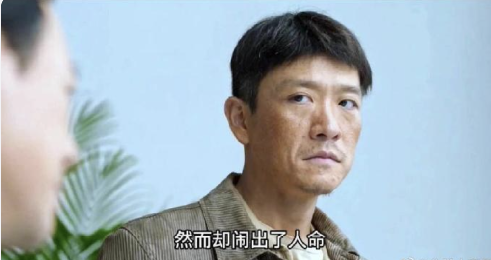 "网友意外邂逅41岁隐士冯兵：从摩托车上拿活计，展现他的敬业精神"