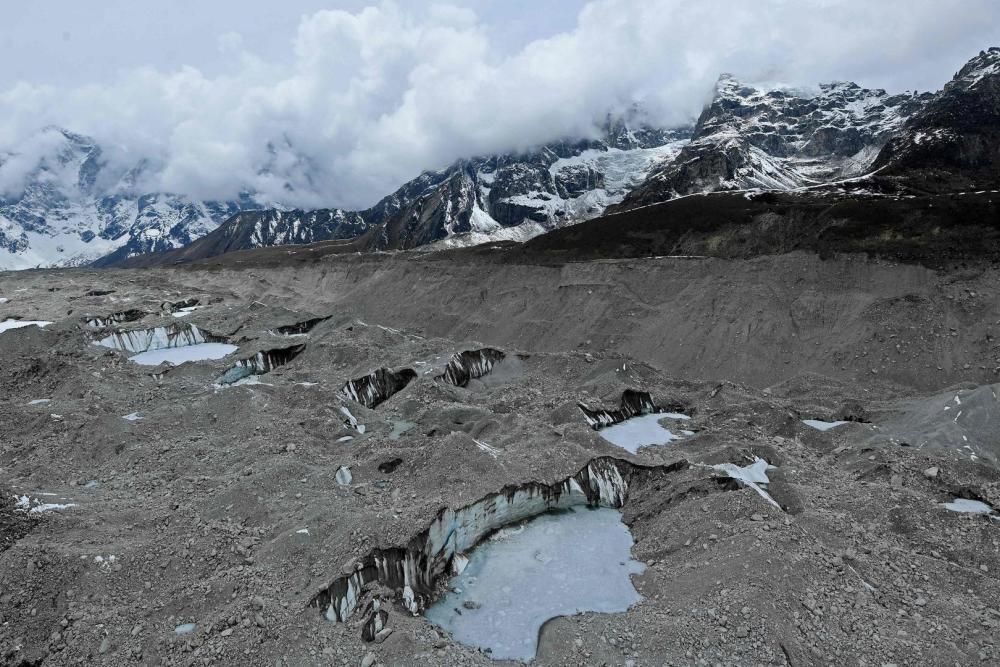 "复旦研究生在珠峰地区登山过程中身亡，保险公司拒绝对其救援：该地区未被纳入保护范围"

"尼泊尔登山者遭遇覆灭，复旦研究生曾参与珠峰登山 - 保险公司的责任与保护措施需审视"