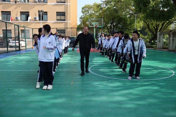 "温岭这所中学：独特‘花式祝福’感动班主任，幸福感爆棚！"