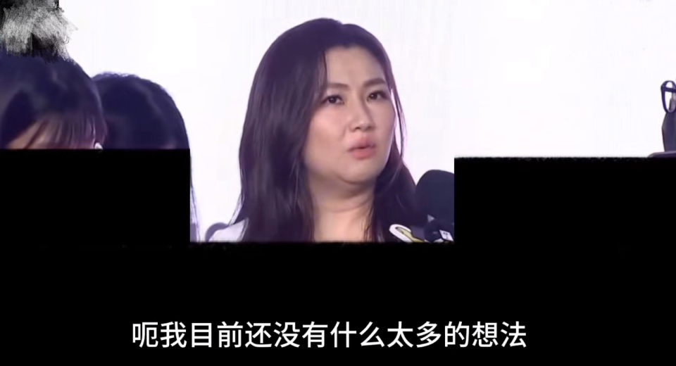 "Selina近期胖了两颊，尴尬的面露难色与黄姓艺人不谋而合"