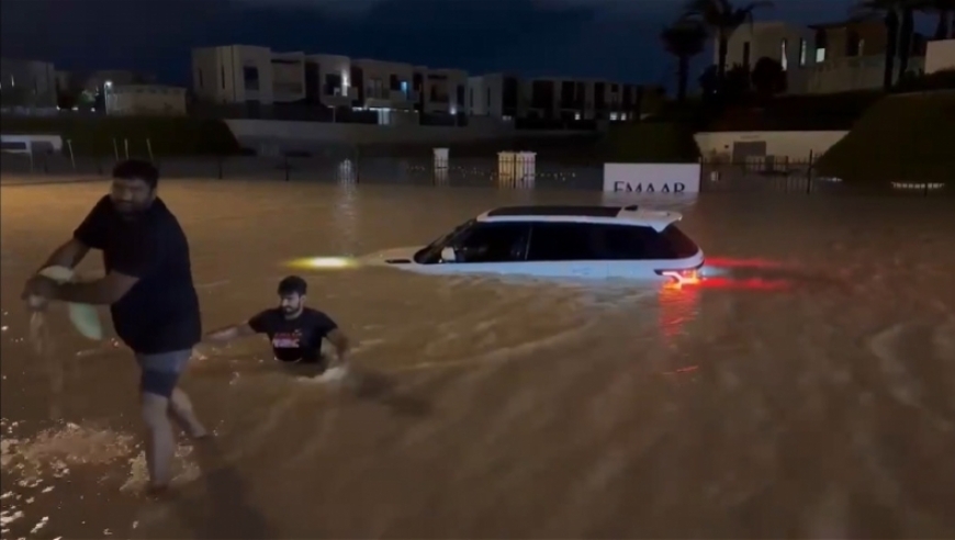 中国游客亲历迪拜暴雨：沙漠之城遭遇罕见极端天气，紧急撤展事件发生