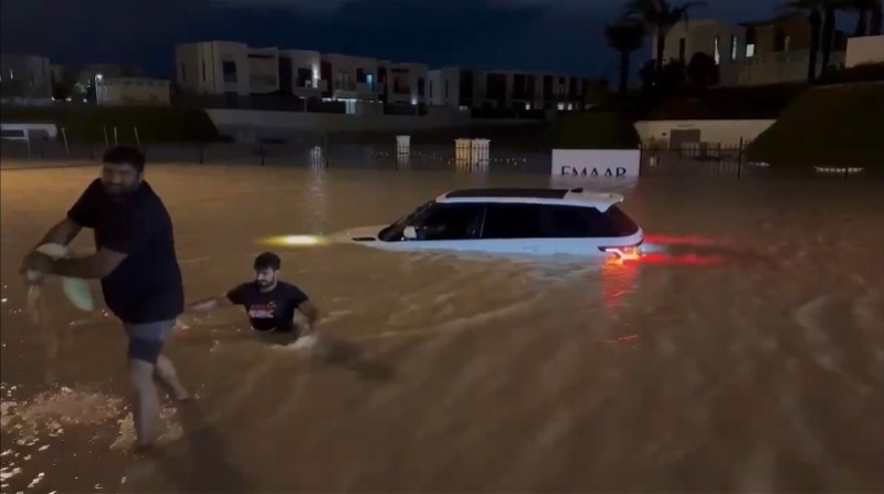 "中国游客亲历迪拜暴雨：沙漠之城遭遇罕见极端天气，紧急撤展事件发生"