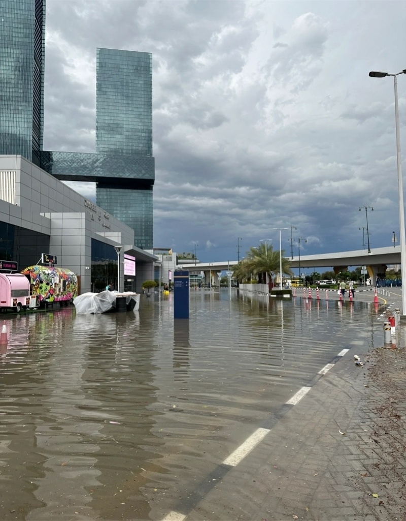 "中国游客亲历迪拜暴雨：沙漠之城遭遇罕见极端天气，紧急撤展事件发生"