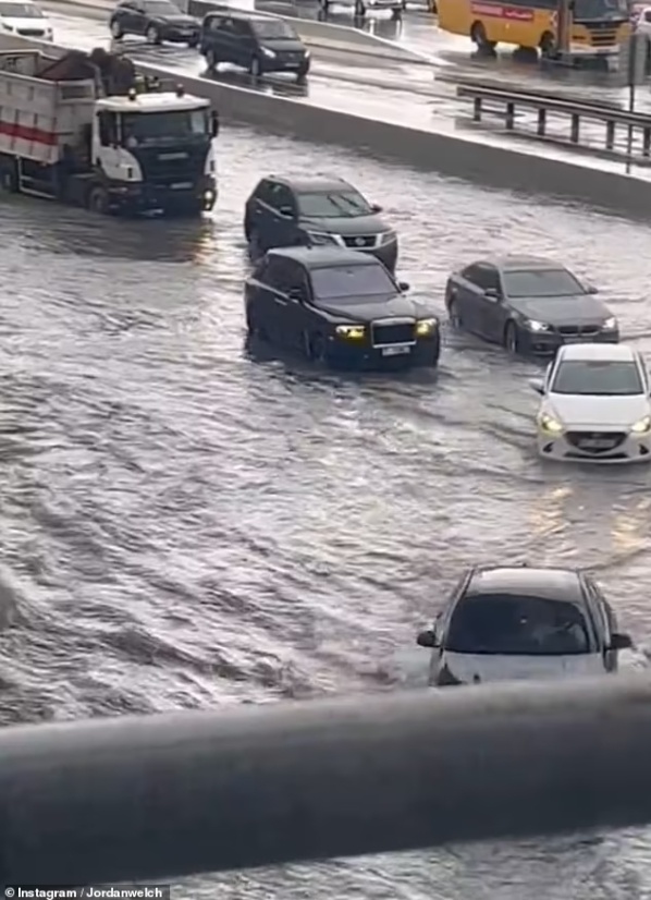 "迪拜经历一年半大暴雨，人民全力抗洪，挑战重重但求生存"