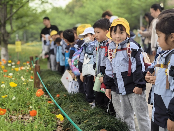 "春风拂面，绍兴的孩子在春天的怀抱中绽放笑容"