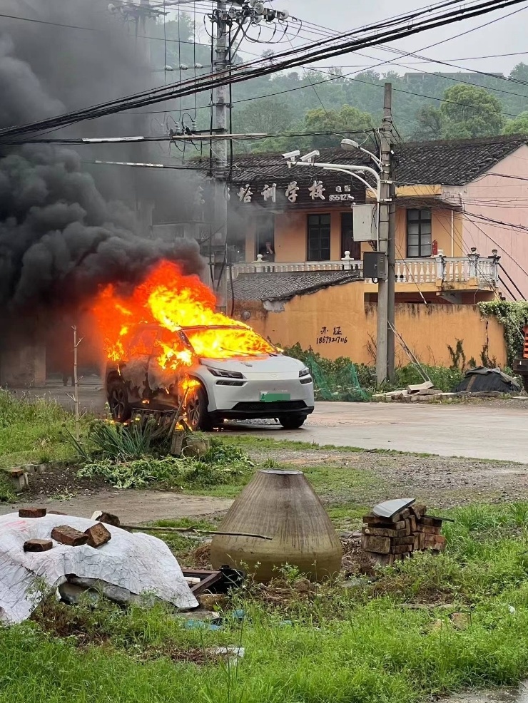 "浙江临海新能源车起火事故：车企正确认证调查，目击者称并无人员伤亡"