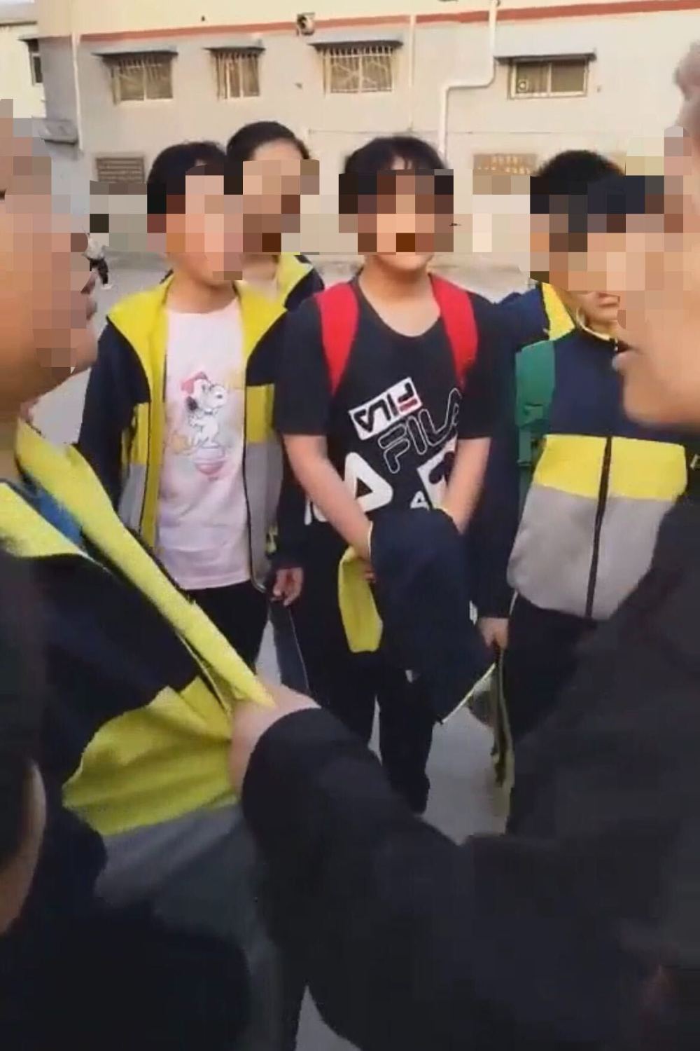 "河南新乡9岁男童在校门口遭同学家长集体殴打事件：公安机关已介入，涉事人已被拘留"