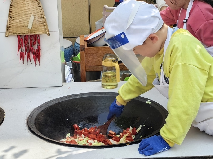 "江苏爆款烹饪幼儿园爆红后：家长们的新焦虑引关注"