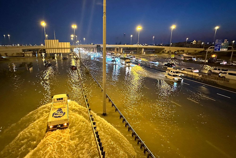 "阿联酋暴雨成因：超强降雨由人工降雨引发？专家解析"