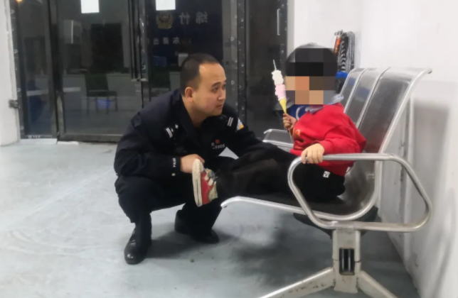 "上海男子疑将女儿遗弃至街头：一年多曾4次警车接送归家"