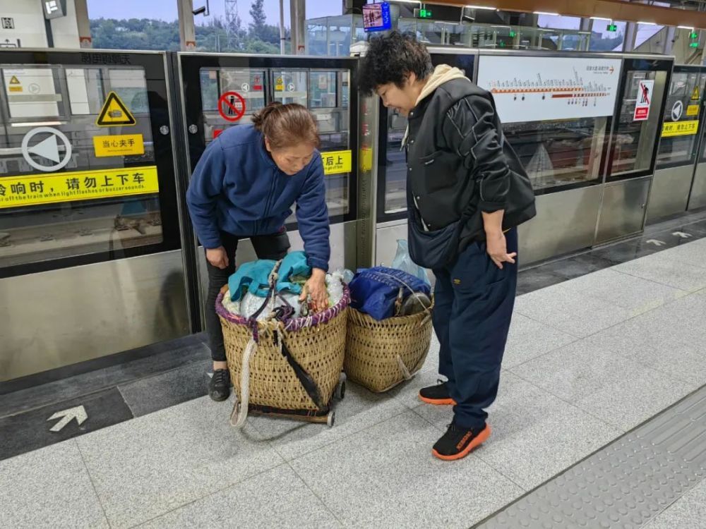 "重庆‘背篓专线’的温暖背后：揭秘当地人文关怀的新篇章——专访气象记者对这一感人之举的深度报道"