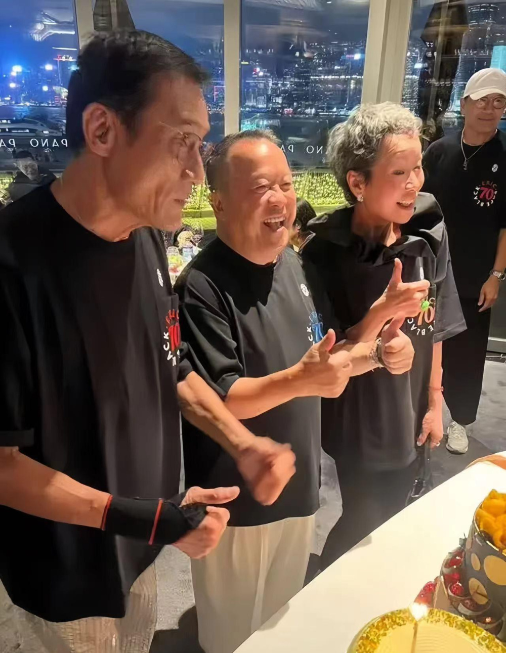 "曾志伟生日宴上，叶童头发花白，儿媳王敏弈清雅，叶子楣神秘角色显现：‘暗藏杀器’的存在?"