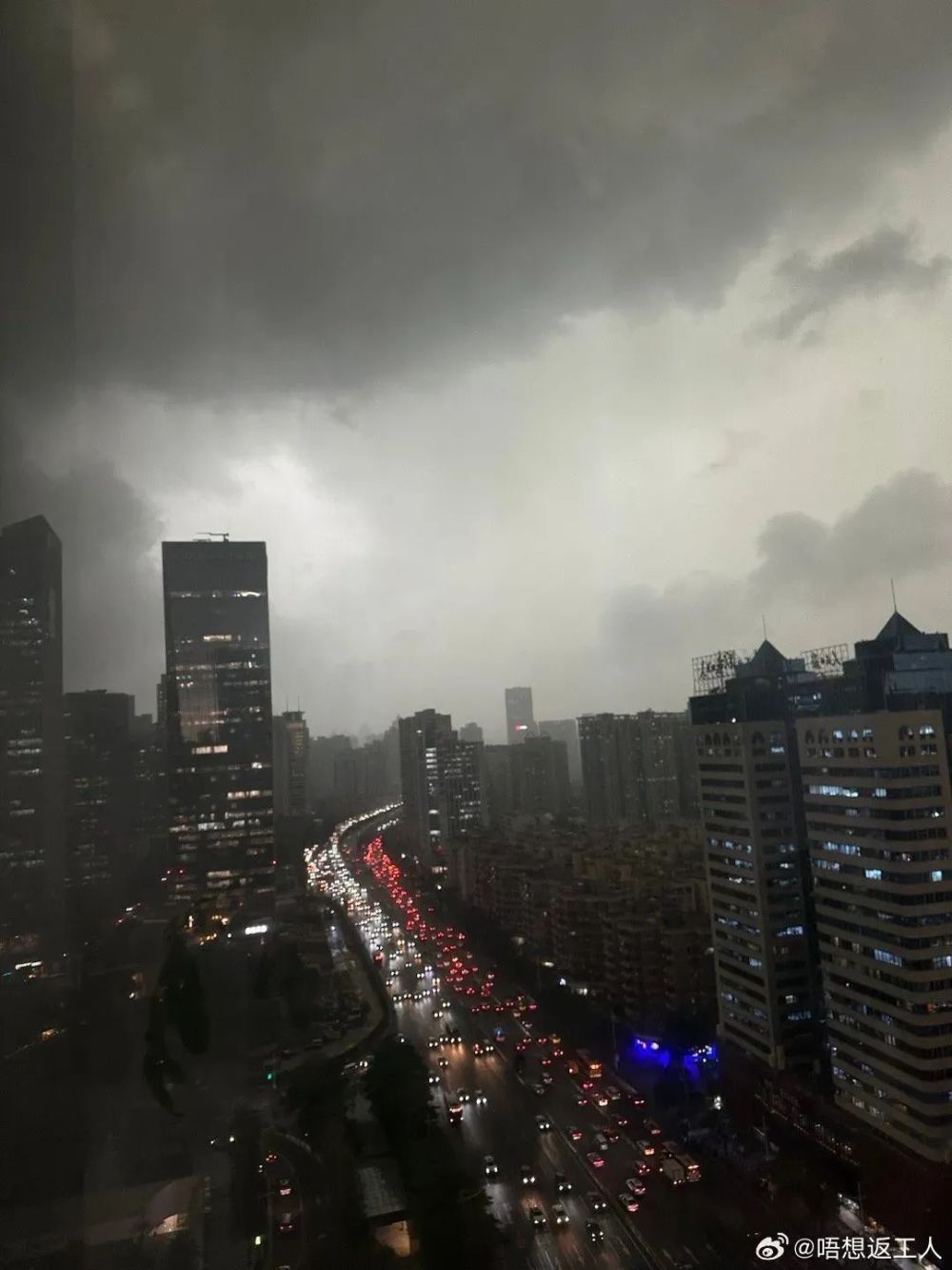 "夏日强风暴席卷广东，三天七夜肆虐，请及时准备应对雷雨与暴雨"