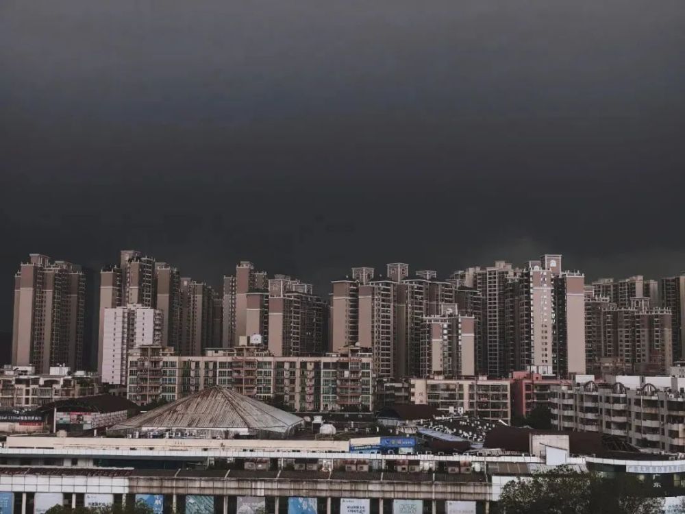 "夏日强风暴席卷广东，三天七夜肆虐，请及时准备应对雷雨与暴雨"