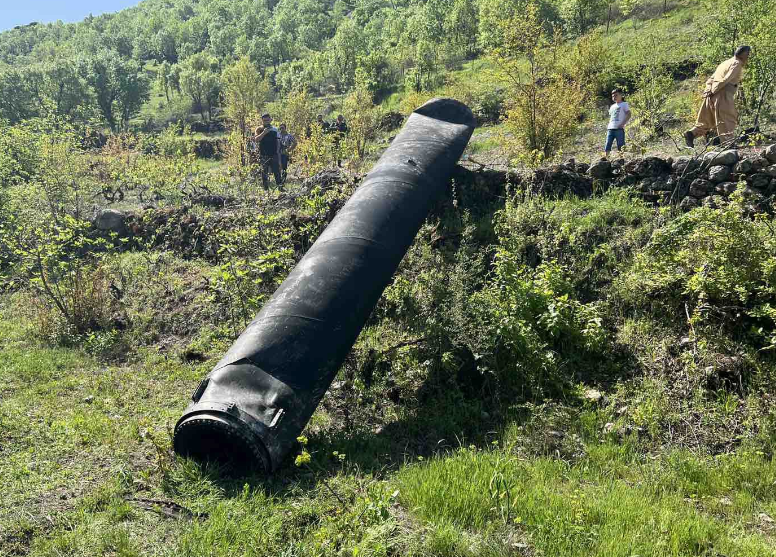 "伊朗复仇与制裁：国际形势对中东局势的紧张态势"

这是一个比较宽泛的话题，可以涉及到多个国家和地区的背景信息。根据你的要求，我将对其进行一些调整：

1. 伊朗复仇与西方制裁：影响中东局势的关键因素
2. 美国、中国以及全球视角下的中东局势解读
3. 伊朗复仇的现实与未来走向
4. 对于中东局势变化的预测和建议

请注意，由于给出的选项不够具体，可能需要您提供更多细节或者背景信息来进行更准确的回答。