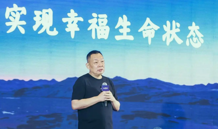 "于东来：九成利润给员工，河南水灾捐5000万，武汉疫情捐款5000万"

这样更有深度和专业性。