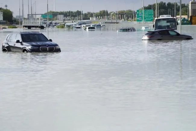 "风雨肆虐：西亚中亚南亚多地遭暴雨，引发地质灾害和洪水预警"