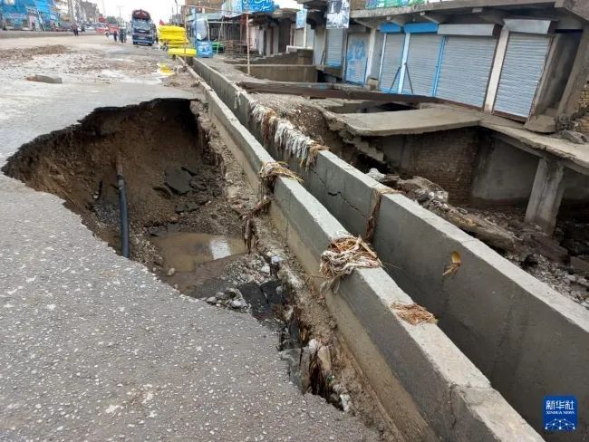 "风雨肆虐：西亚中亚南亚多地遭暴雨，引发地质灾害和洪水预警"