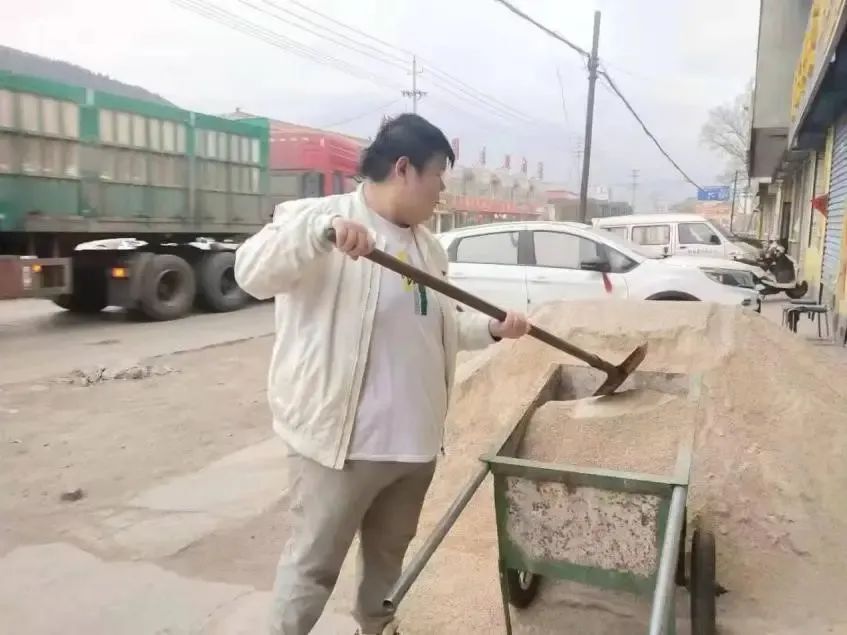 "血浆站背后的‘腹黑县’青年：探索互联网背后的青年力量"