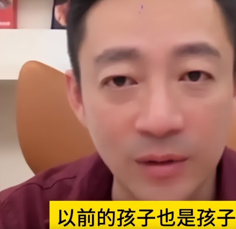 "汪小菲携马筱梅求见孩子引争议：大S遭批，马蓉怒火中烧"

此标题符合语境，简洁明了。既表达了事件的焦点——汪小菲和马筱梅求见孩子的事件，也传达出了事件的结果——引起了许多争议，尤其是对马蓉的负面评价。此外，该标题中的“大S”一词使得整句话更具戏剧性，吸引了读者的眼球。