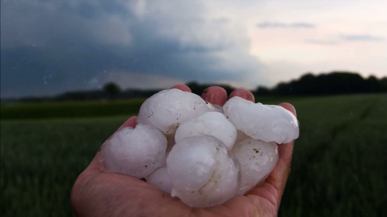 "江西湖南等地遭遇罕见的冰雹天气：为什么这种极端天气现象越来越多?"