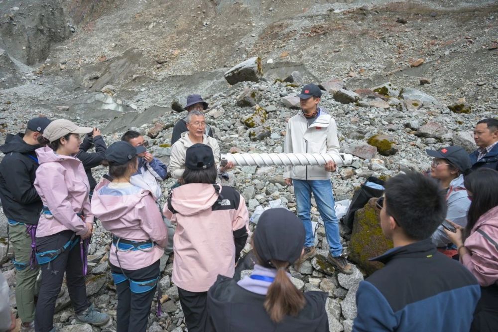 "冰芯日：深度探索四川海螺沟冰川的观测与钻取实践"